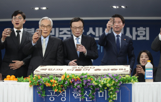 더불어민주당 이해찬(왼쪽 세번째) 대표와 이인영(네번째)원내대표 등이 1일 오전 서울 여의도 중앙당사에서 열린 2020년 신년인사회에서 건배하고 있다.   연합뉴스